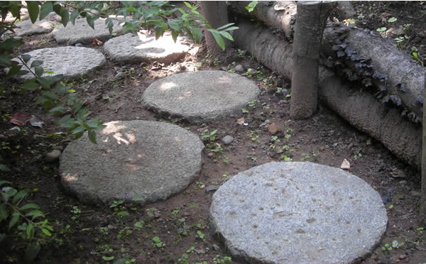 砂利や石を使った舗装のデザイン 写真 Diy初心者が庭 外構を自作